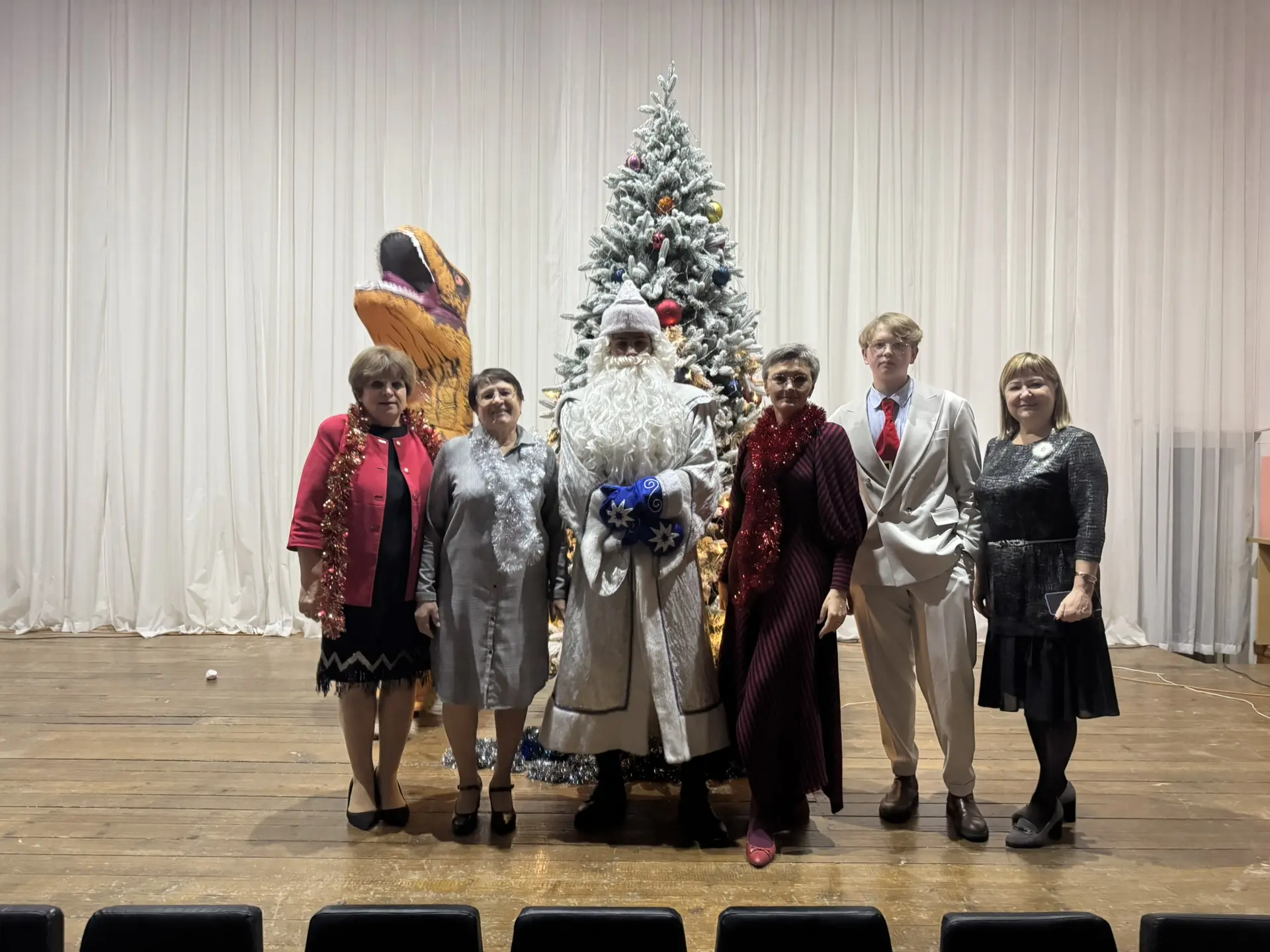 Скоро Новый год! 🎄 В нашей школе совместно с детским самоуправлением во всех классах прошли новогодн