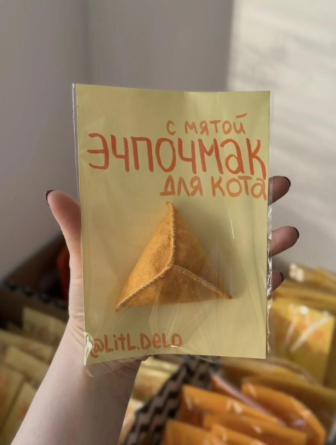 Эчпочмаки для котов выкатила мастерица Litl Delo. Игрушка выглядит как настоящее татарс...