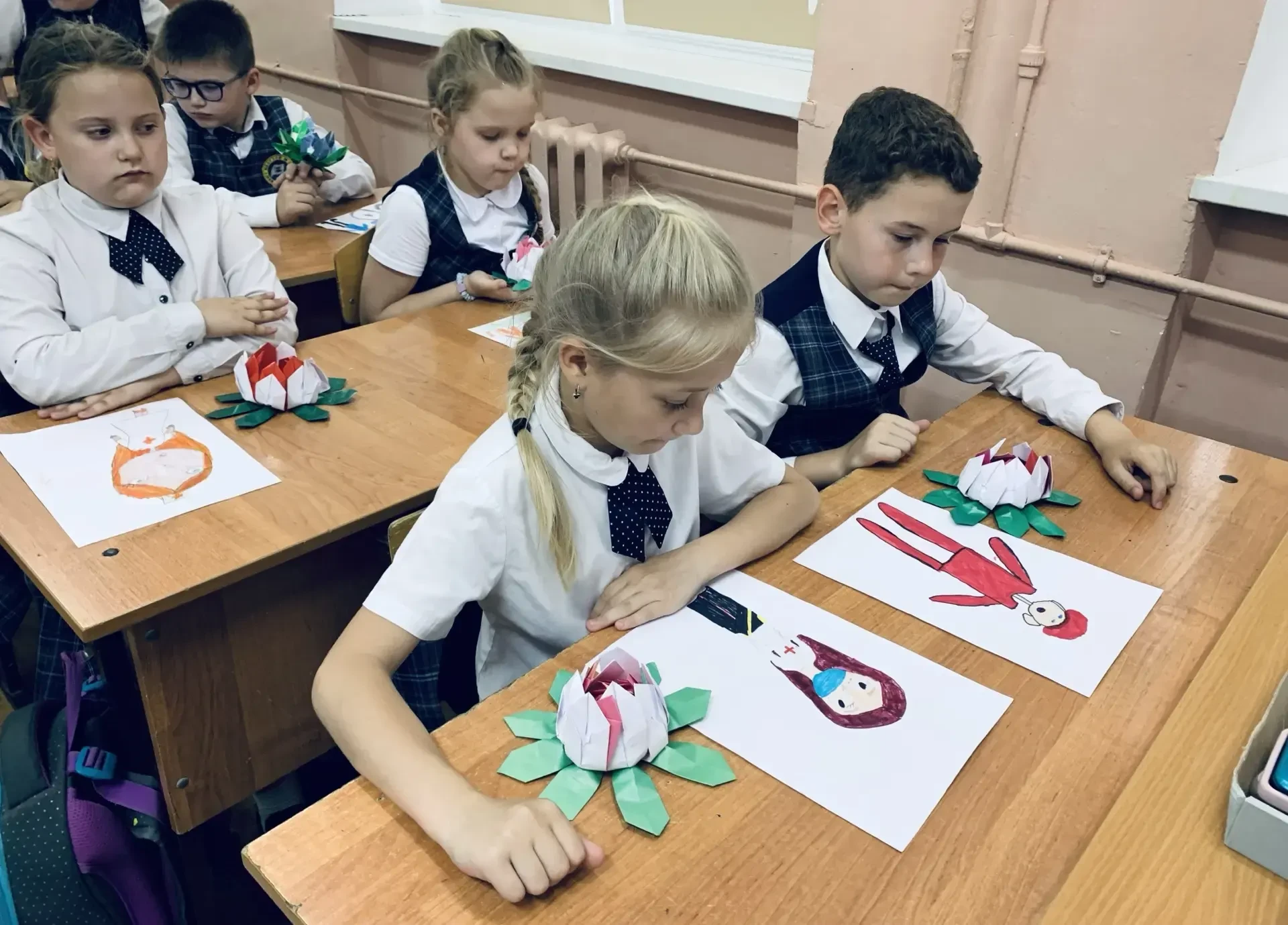 Тема Урока Мужества: «Мужество мирных профессий: спасатель, врач, пожарный»  В ходе мероприятия ребя