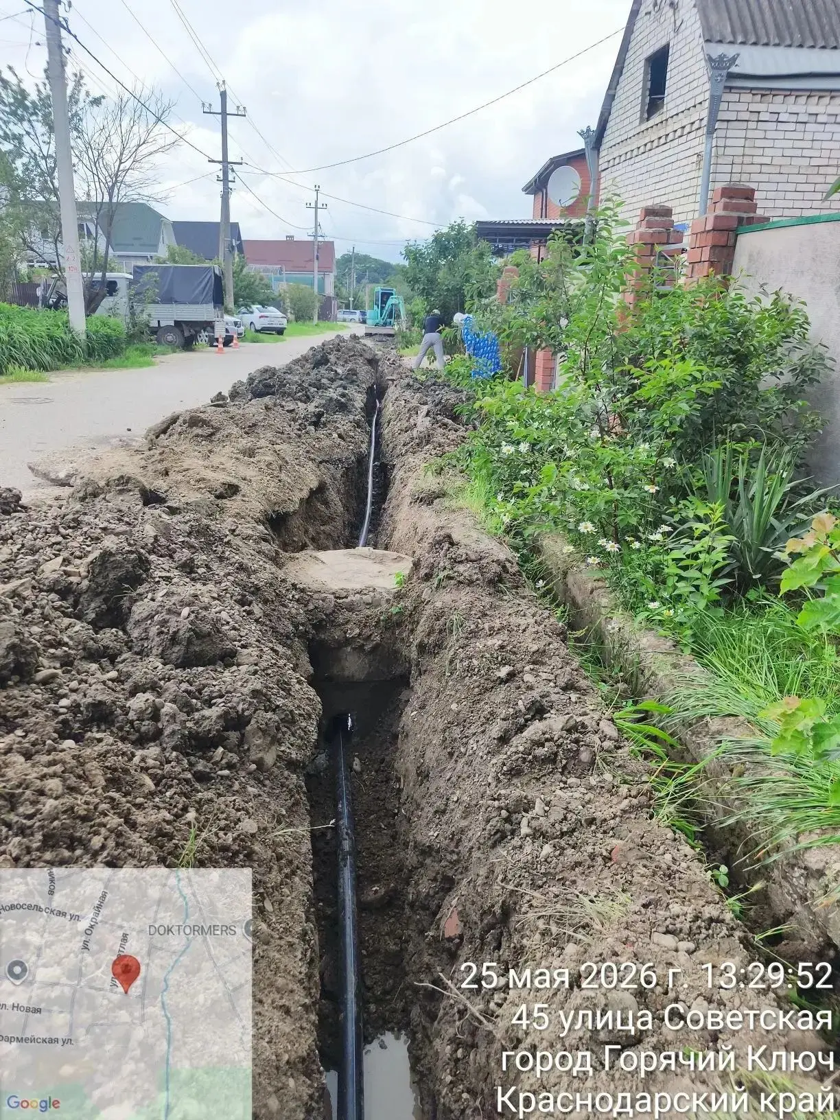 🚰 В Горячем Ключе начались работы по замене старого водовода на улице Советской.  Сегодня специалист