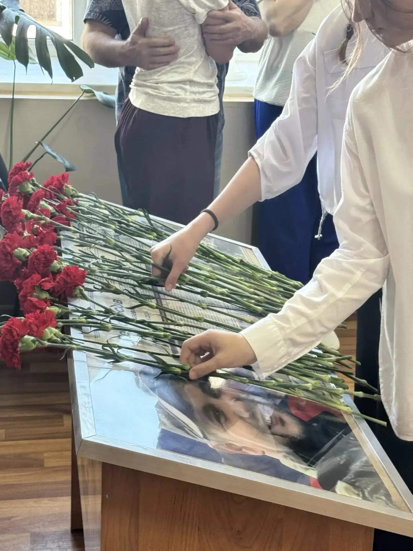 18 мая в нашей гимназии состоялось торжественное и волнующее событие — открытие «Парты Героя».  Особ