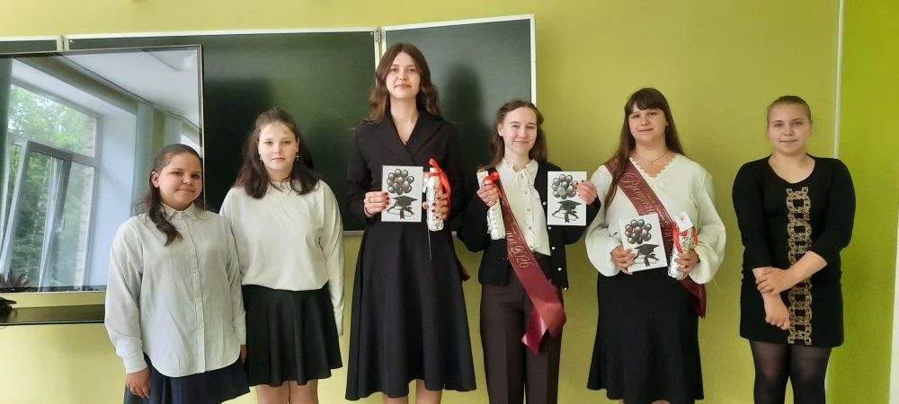 Главные "виновники" праздника - выпускницы 11 класса: Смирнова Елизавета,  Рогова Злата...
