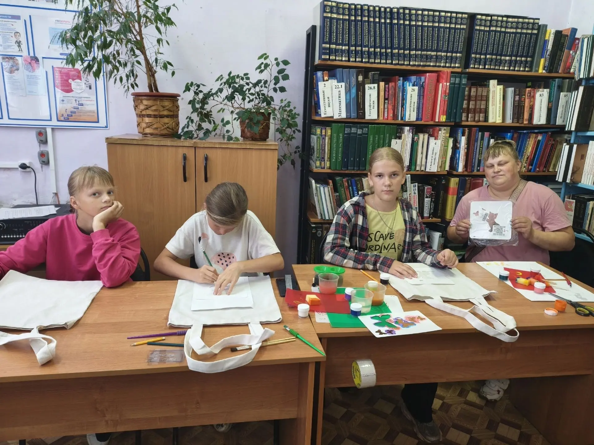 В Сокольской городской библиотеке прошел потрясающий семейный мастер-класс по созданию ...
