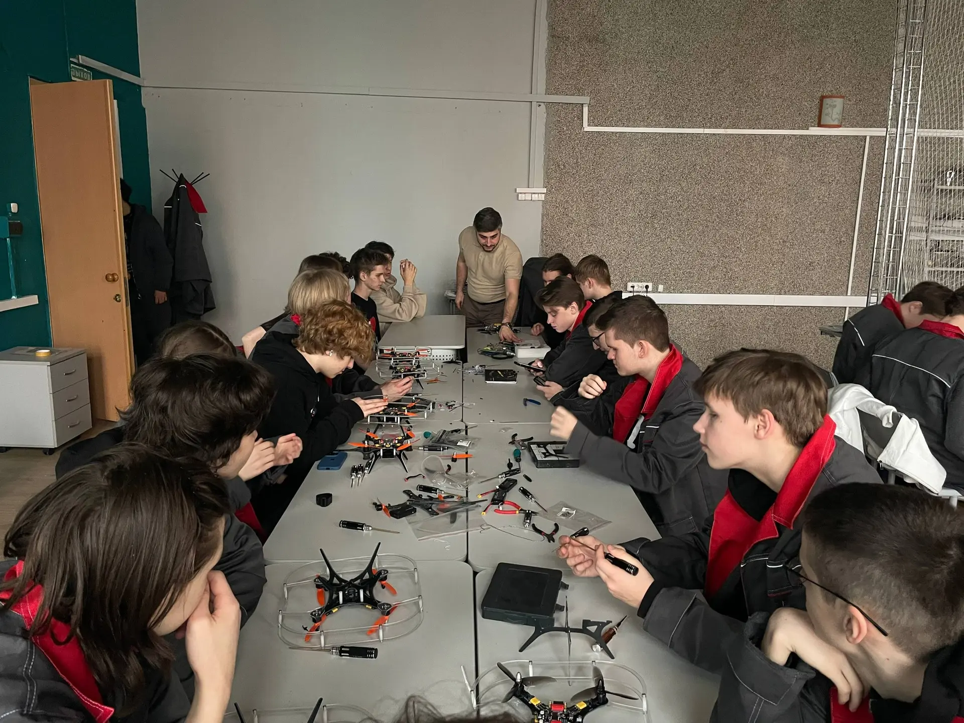День профпроб в КАИТ №20: кибербезопасность и беспилотная авиация 👨‍💻  Учащиеся 9А, В, К и М классов