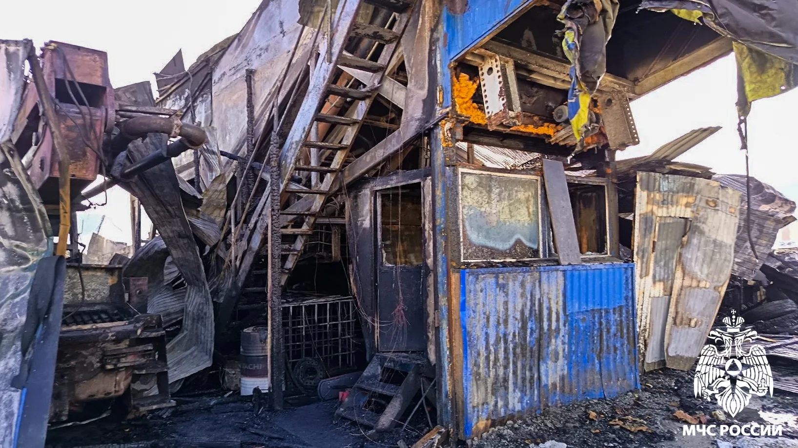 🔥 Сотрудники МЧС России ликвидировали пожар в Шерегеше  🔸 Сегодня ночью на улице Гагарина вспыхнул о
