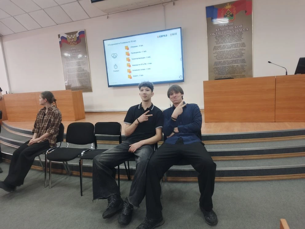 Когда инженеры играют в Лего, получается бизнес 😎🧱  Думаете, в 10Б только физику изучают? Как бы не 