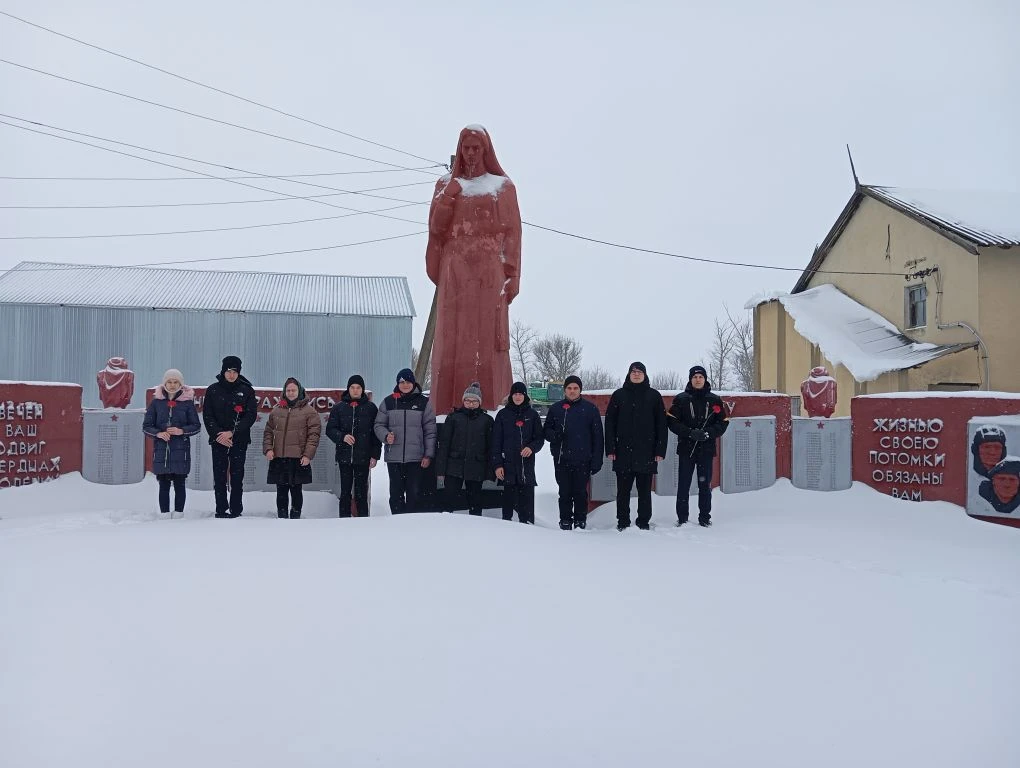 Акция «Цветы у Обелиска»
В рамках Всероссийской акции «Нашим Героям», приуроченной к празднованию Дн