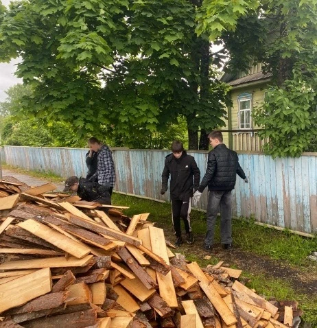 Волонтеры и школьники регулярно оказывают адресную бытовую помощь семьям участников спе...