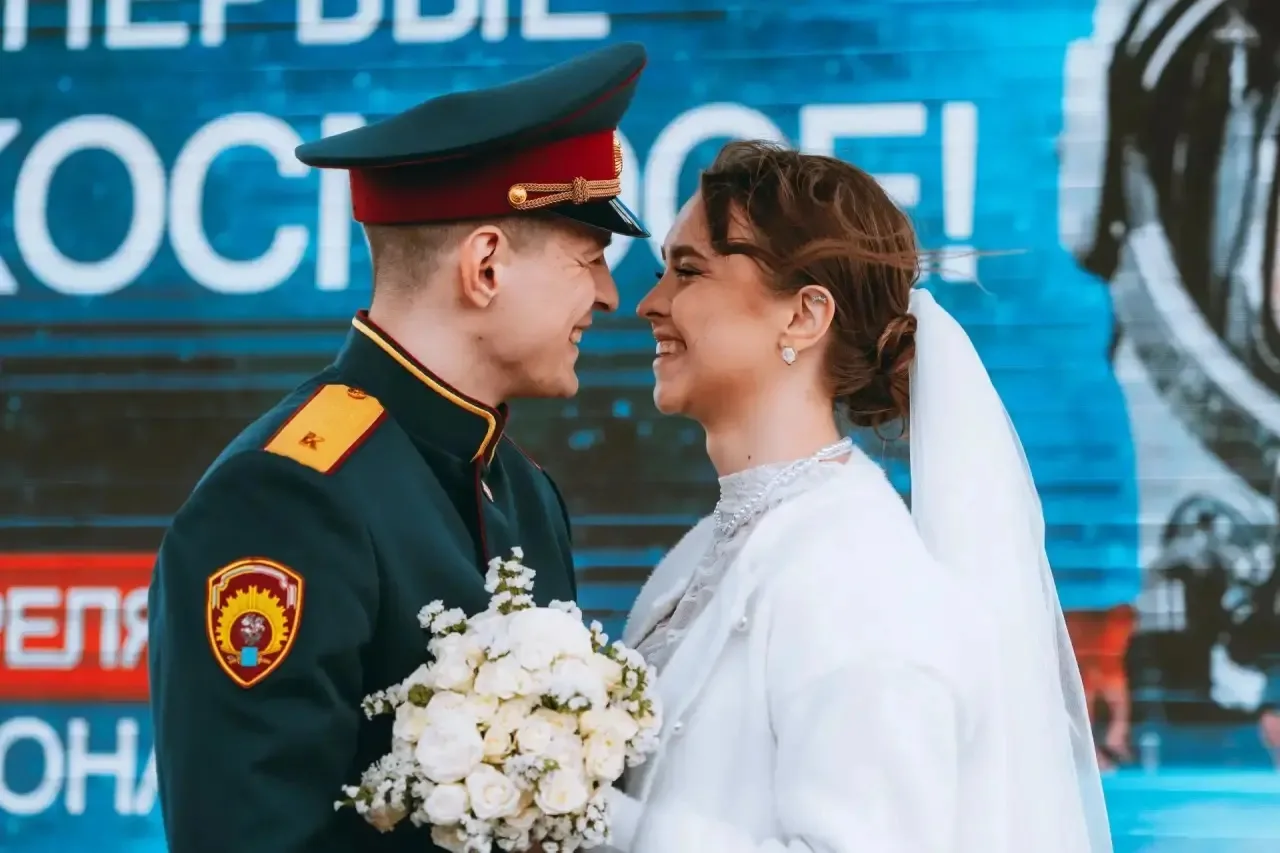 «Космическая любовь»: сегодня в Парке покорителей космоса прошла церемония бракосочетания курсанта С