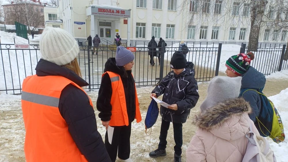 🦺 Первый день триместра — а наши ЮИДовцы уже в деле!  Каникулы закончились, и ребята из отряда юных 