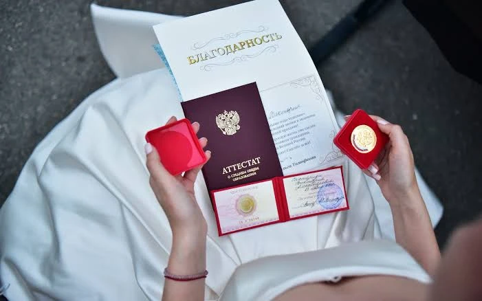 🥇«Золотые» выпускники Артёма жалуются на то, что не получили обещанные выплаты