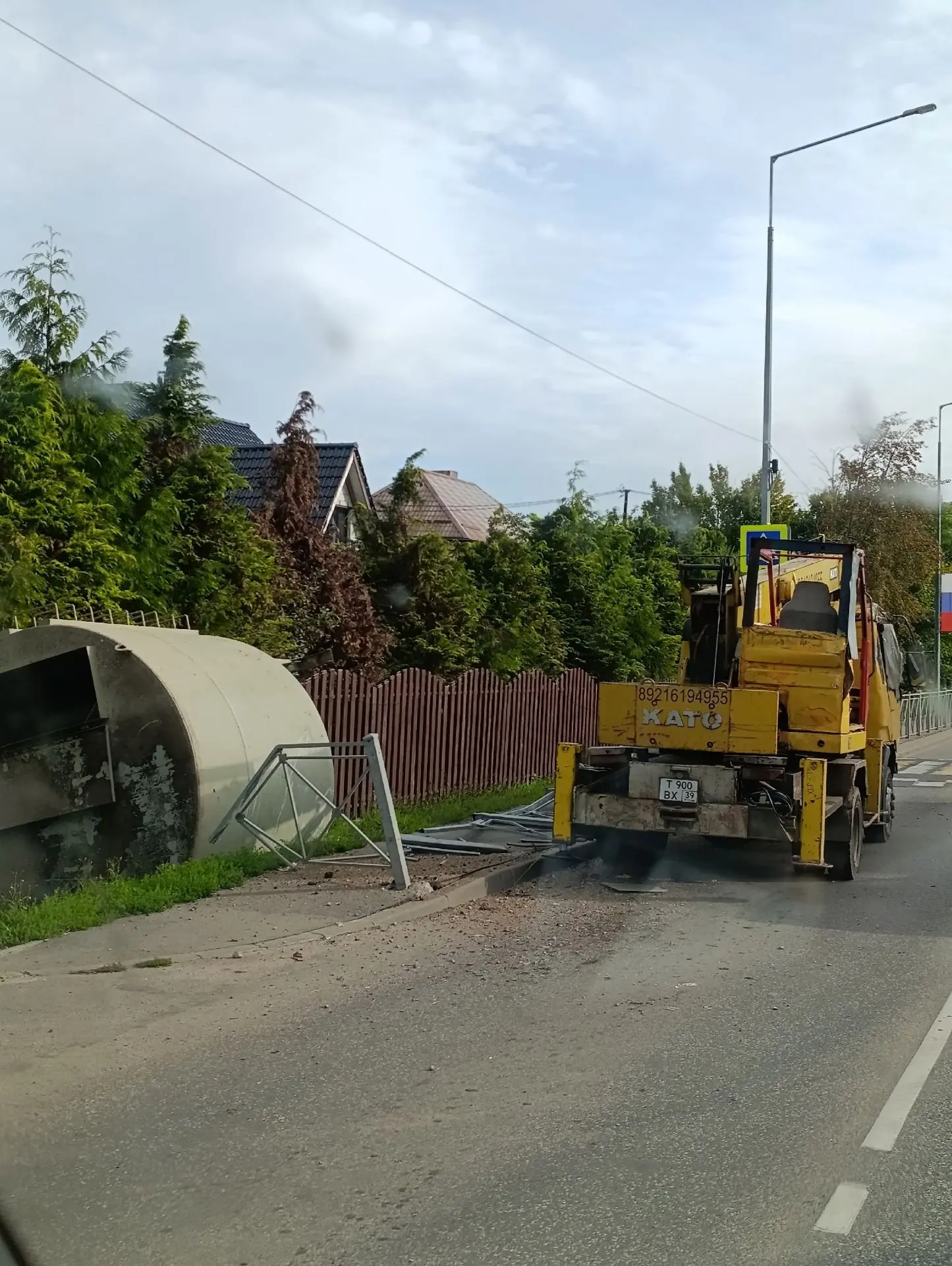 В Полесске, напротив Ежевики с длинномера упал груз. Слава Богу, в этот момент не было ...