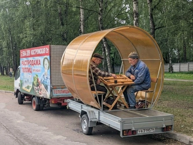 Очень полезная штука, можно присесть отдохнуть. Установлена по всему городу.