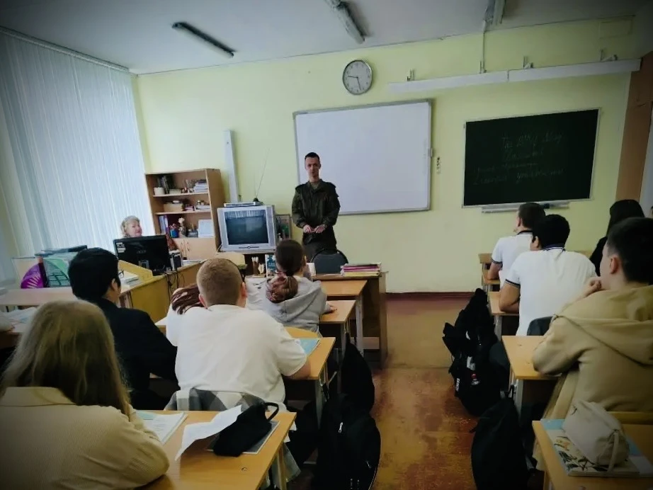 Сегодня в нашей школе произошло особенное событие – к нам в гости приехал наш выпускник...