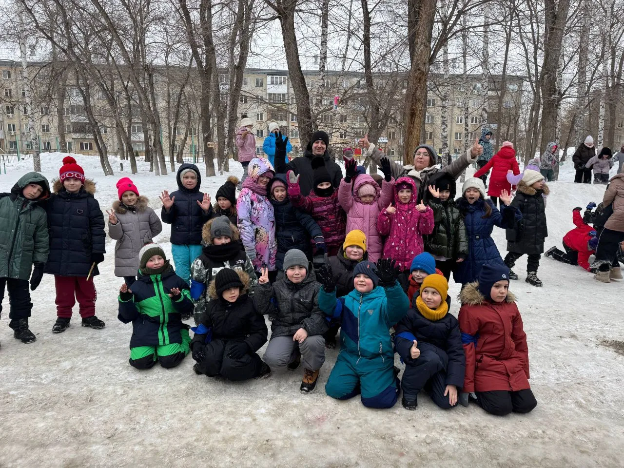 Вчера в  1-2 классах прошла «Зарничка»!  Мальчики и папы проходили испытания на станциях: строили пе