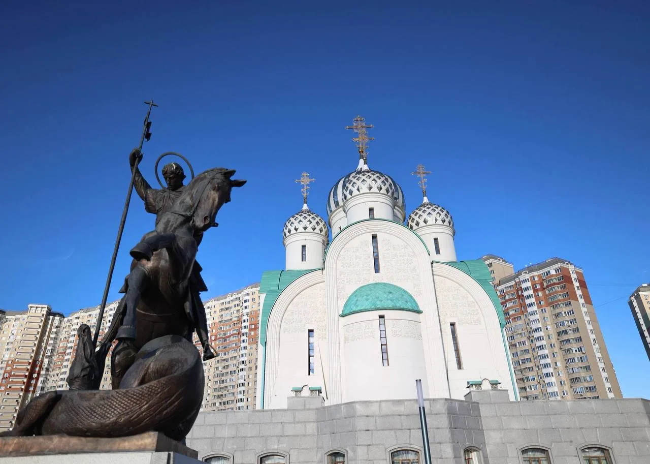 Утро начал в Никольском соборе в Павшинской пойме.
