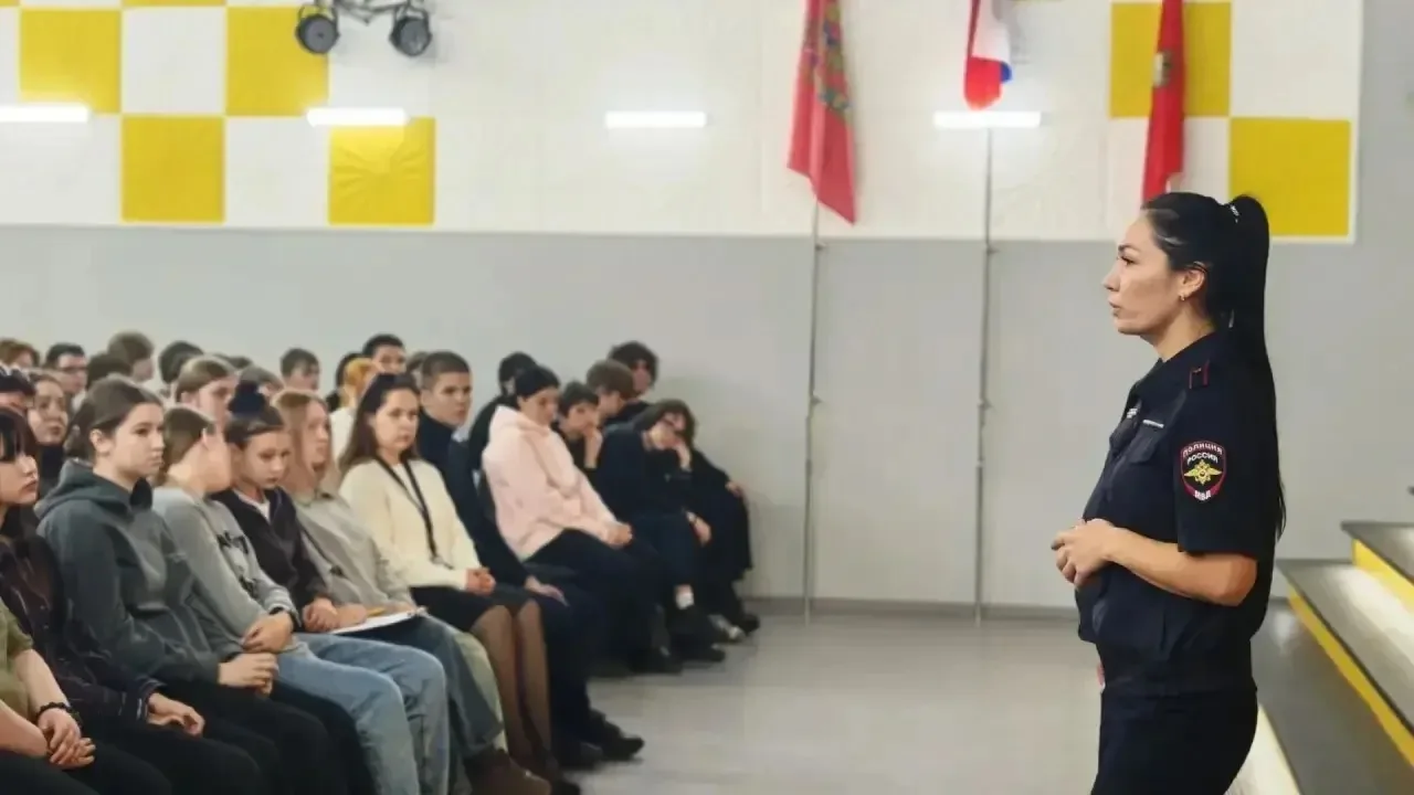 🛡🫱🏻‍🫲🏼 Безопасность и карьера: Ачинские полицейские встретились со студентами и ро...