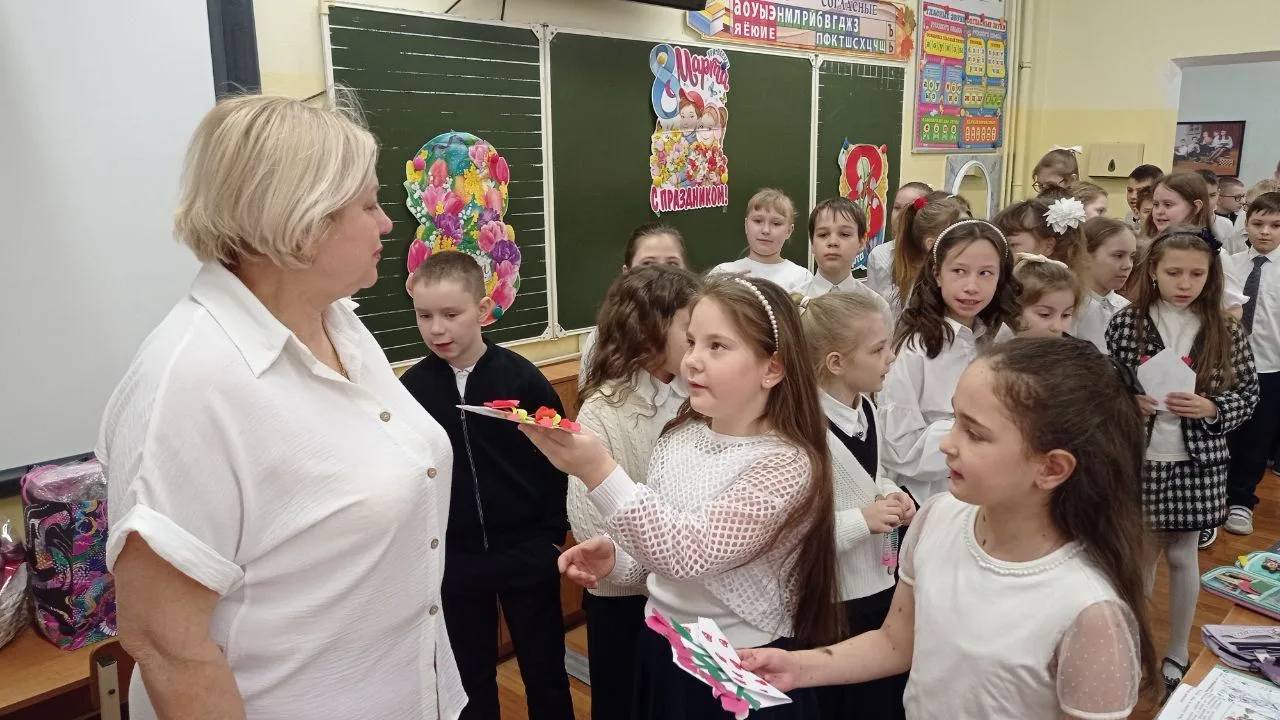 А  мы продолжаем делиться тем, как прошло празднование Международного женского для в нашей школе!  У