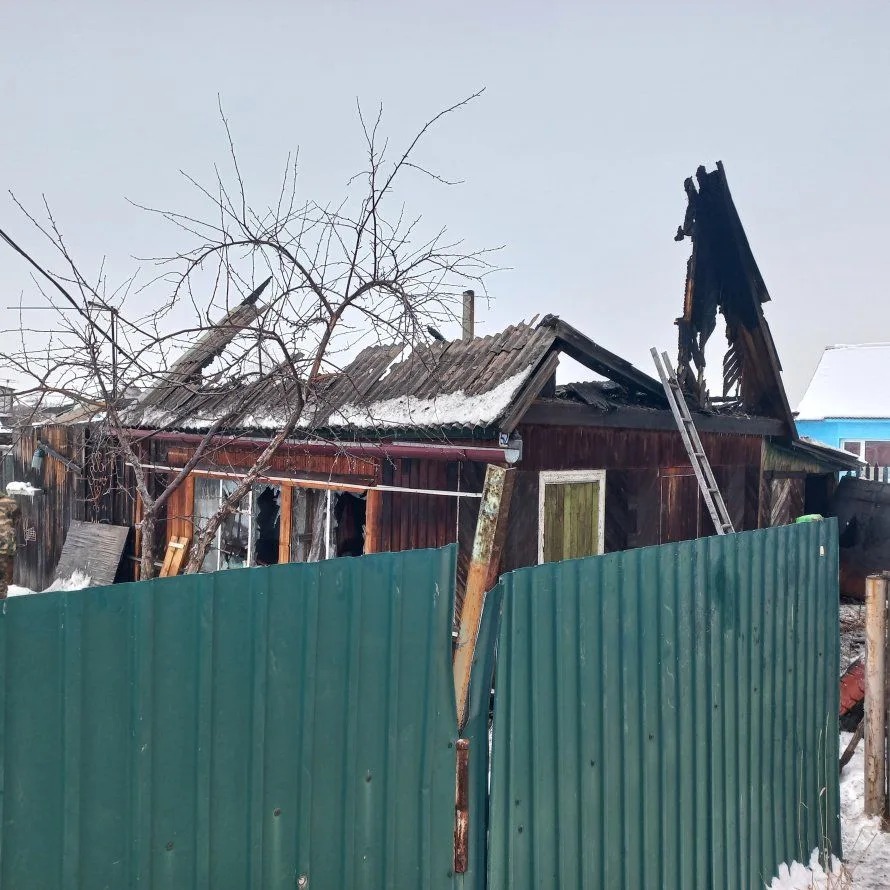 В поселке Тальяны Усольского района Иркутской области из-за непотушенной сигареты загорелась хозяйст