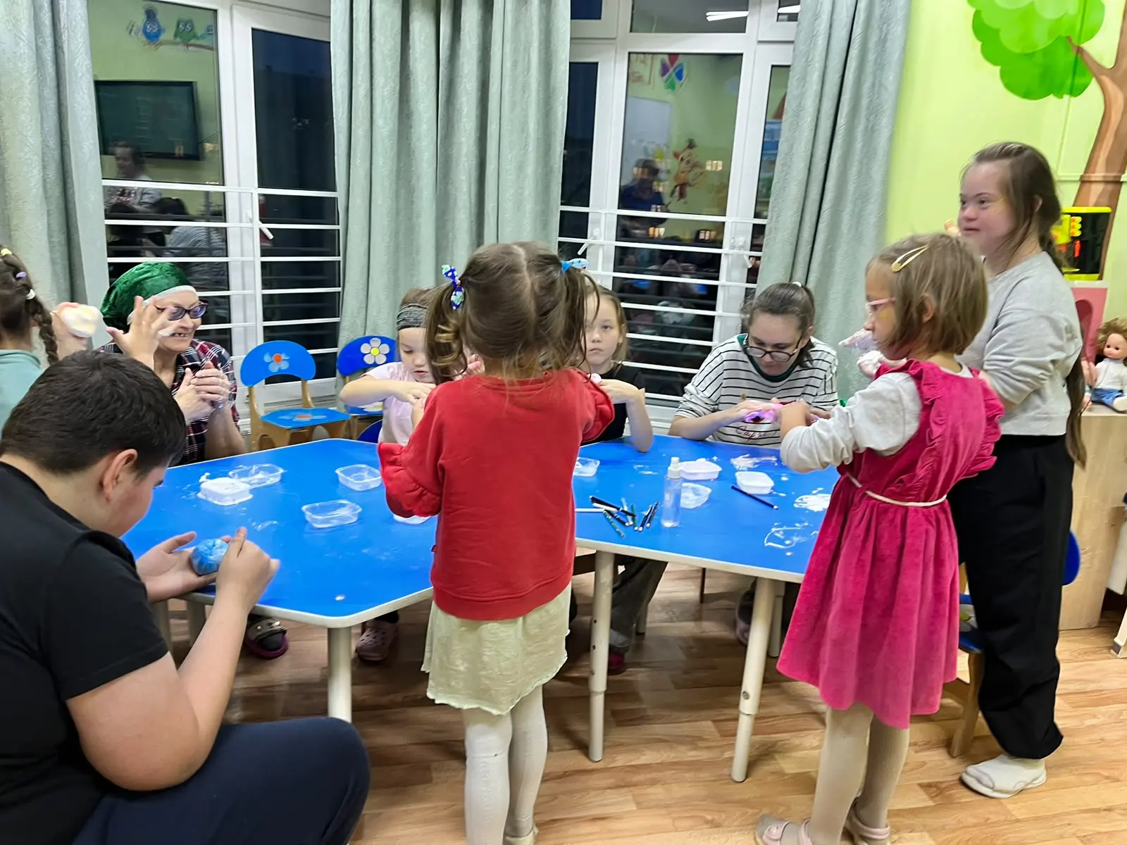 🎉 Волшебный мастер‑класс: дети своими руками создали слаймы! 🎉