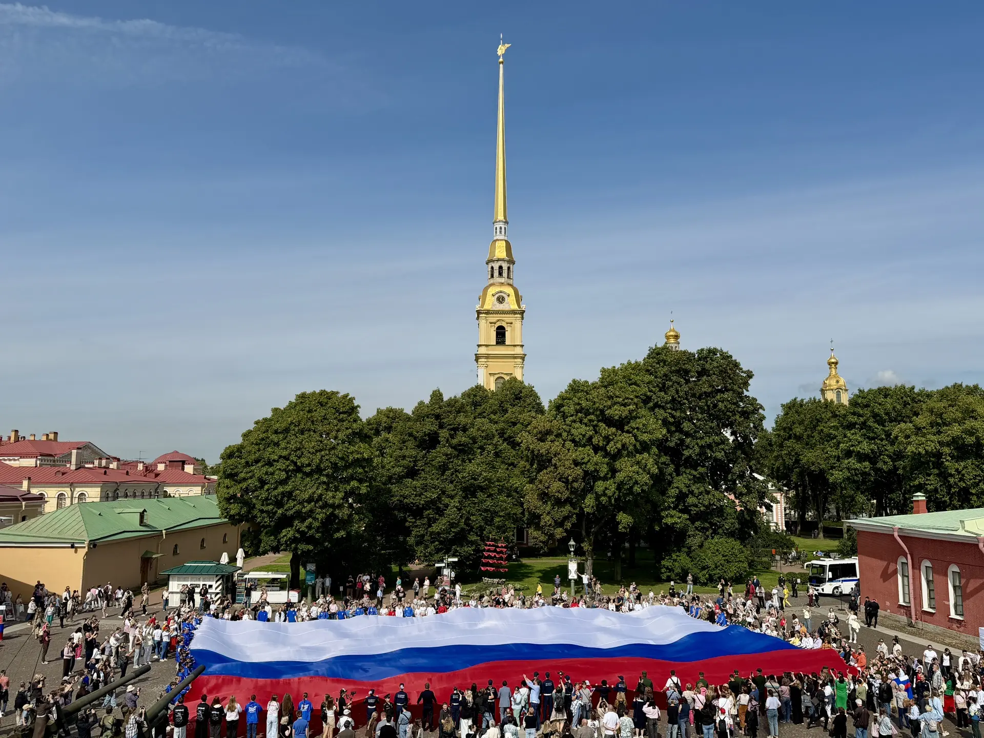 🇷🇺 Сегодня в Петропавловской крепости развернули триколор в честь Дня государственног...