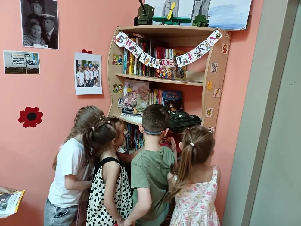 В рамках тематической недели «Книга — лучший друг» ребята из старшей группы «Золотая рыбка» детского