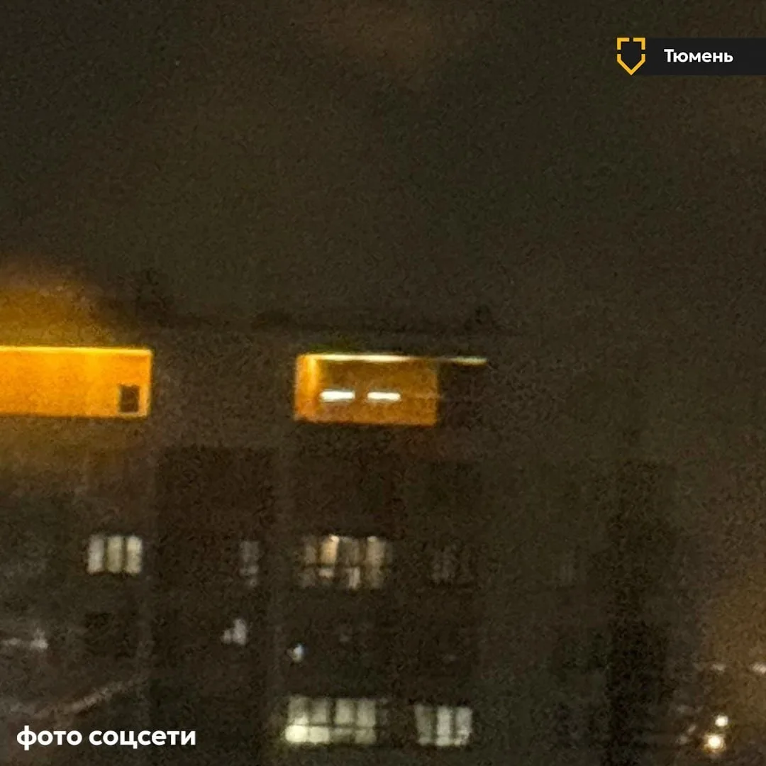 В Тюмени мощная гроза выбила окно в многоэтажке в Тихом проезде

Жители Тихого проезда во время силь