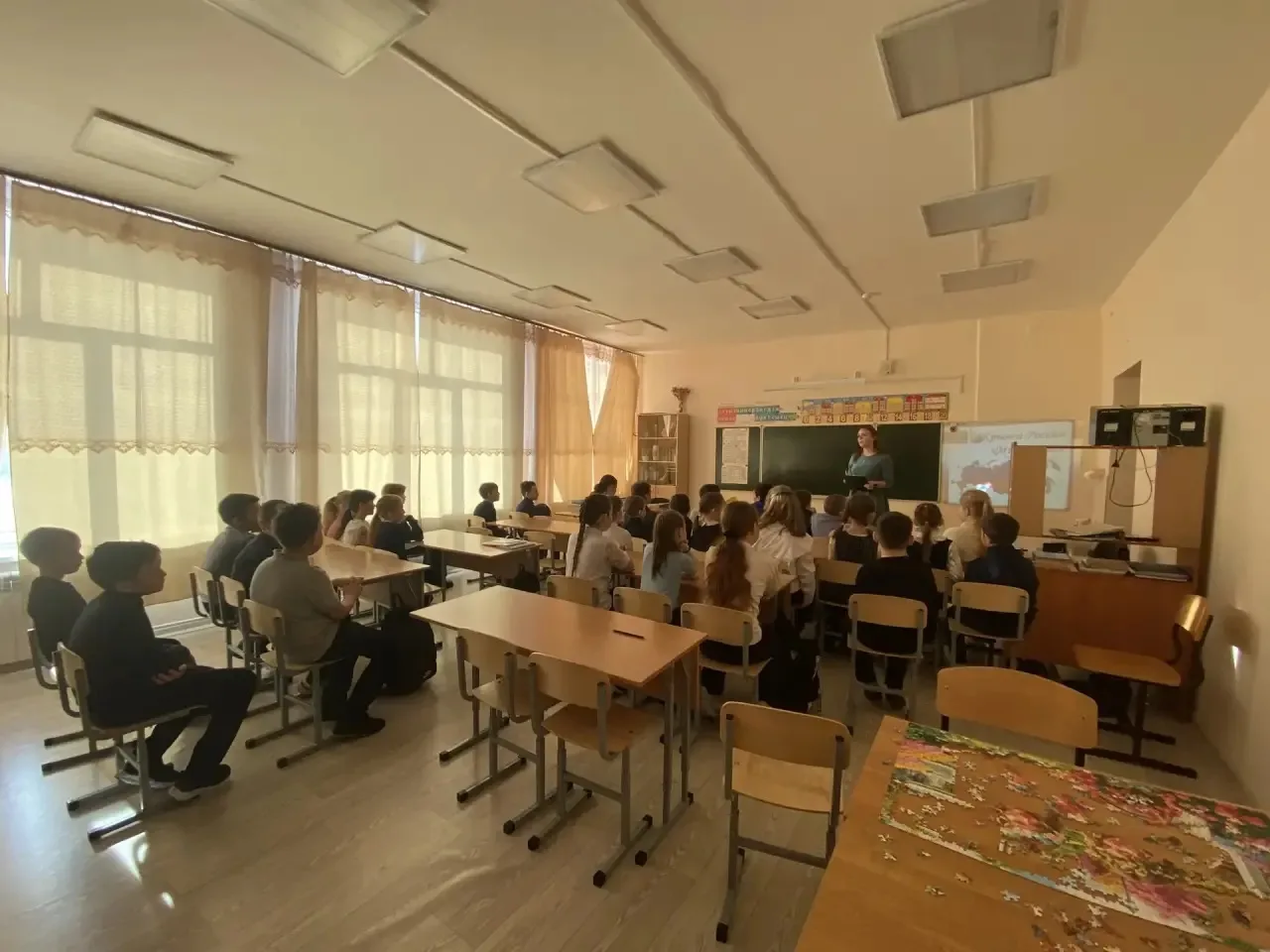 В честь Дня воссоединения Крыма с Россией в нашей школе был проведён классный час — онл...