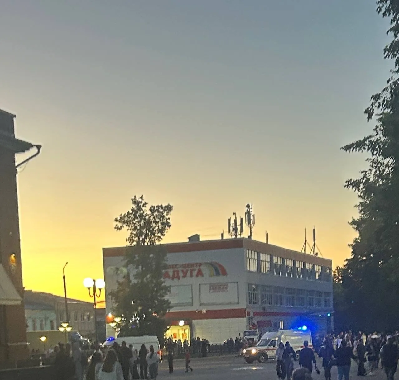 Две скорой  было На дне молодёжи , говорят пострадала женщина и мужчина