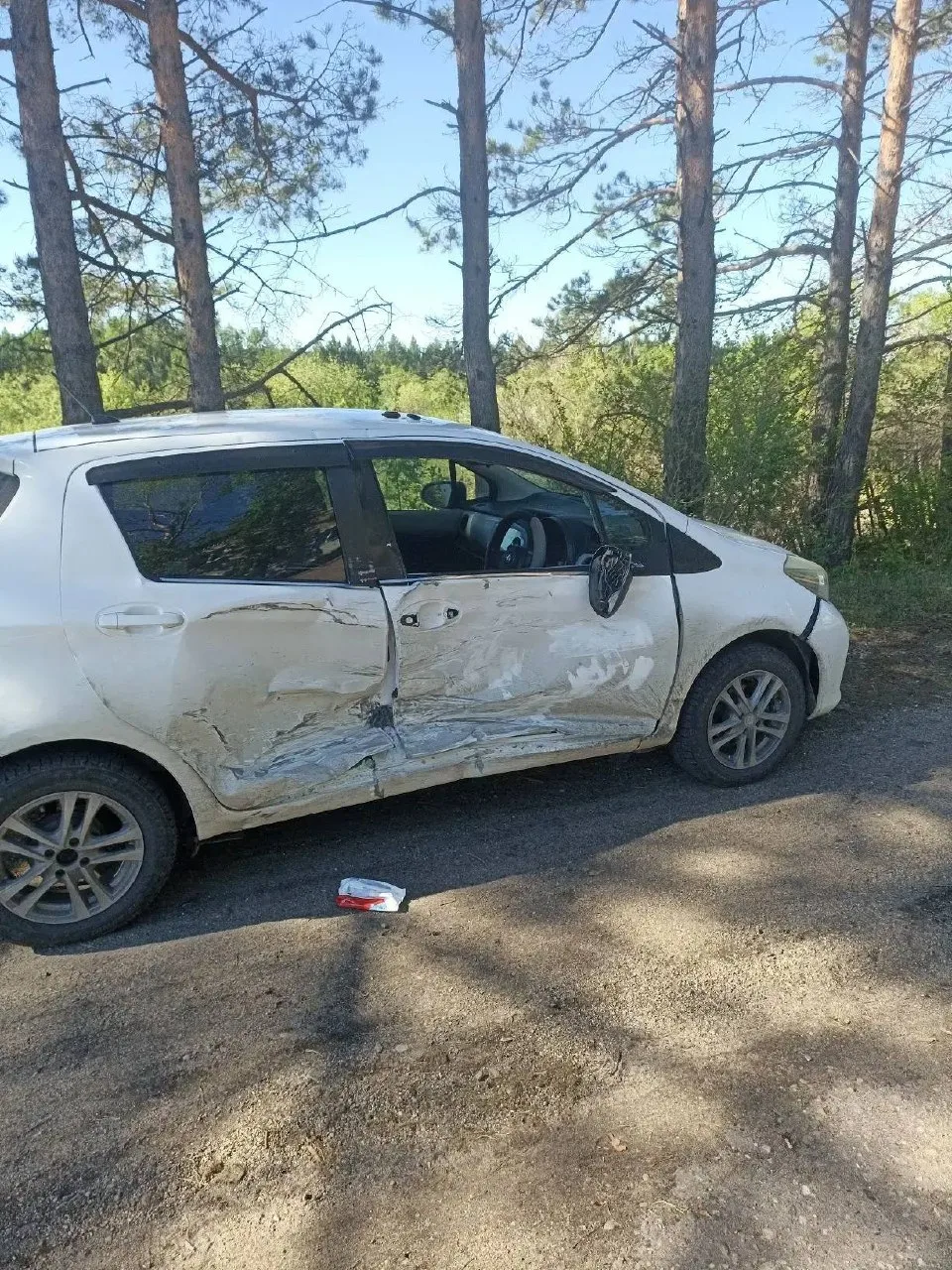 В районе ПМК обнаружили повреждённую Toyota Vitz: автомобиль был открыт, ключи — на крыше  Сегодня у