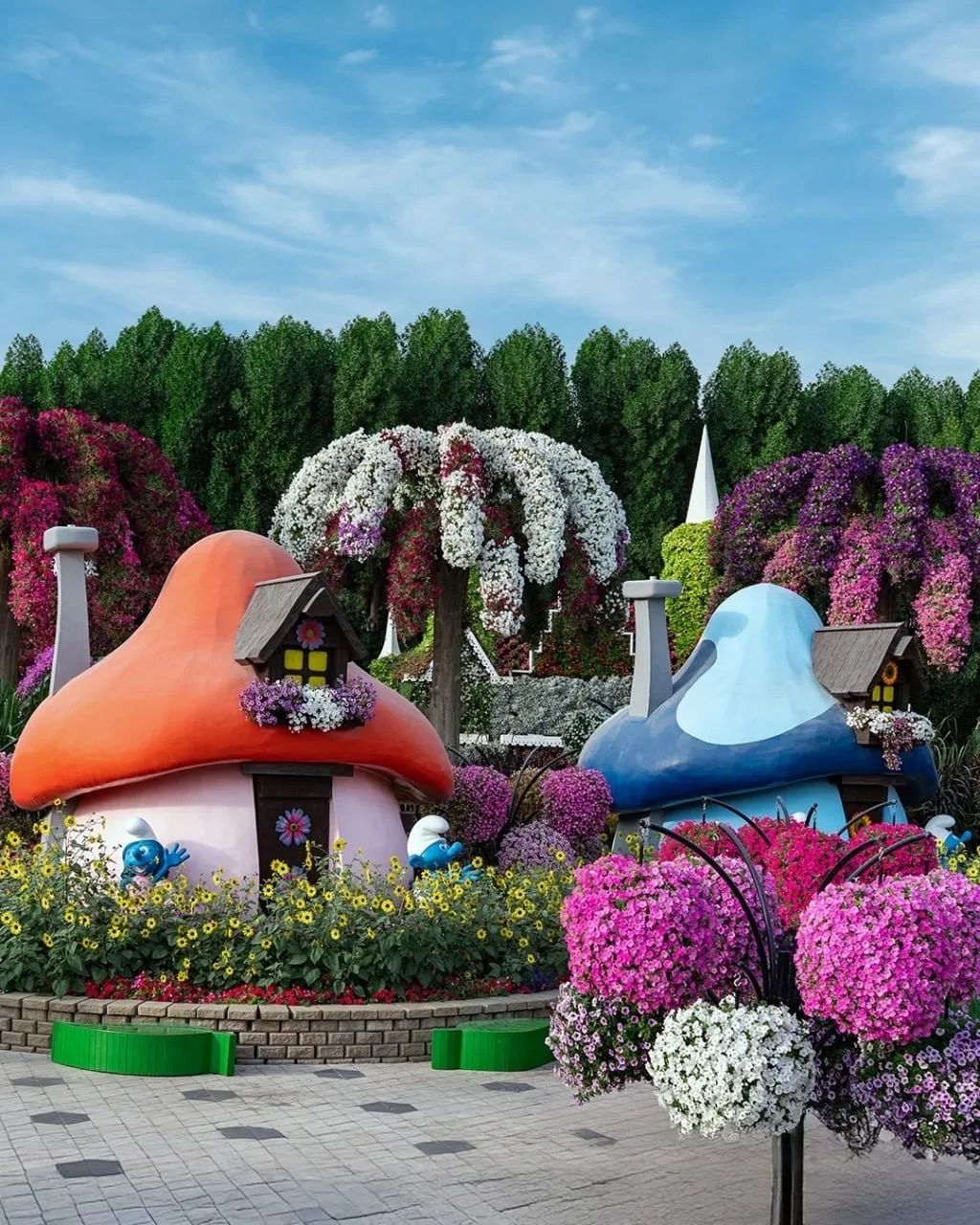 В дубайском Miracle Garden появилась тематическая зона «Деревня смурфиков» с их знаменитыми синими д