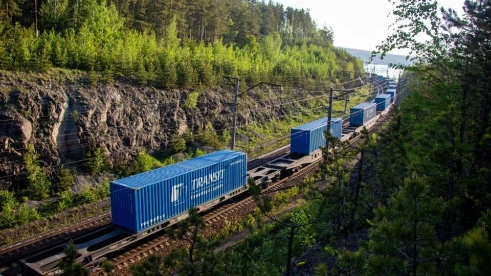 📉 Перевозки контейнеров на Свердловской магистрали снизились на 17,3%

В январе-мае 2026 года перев