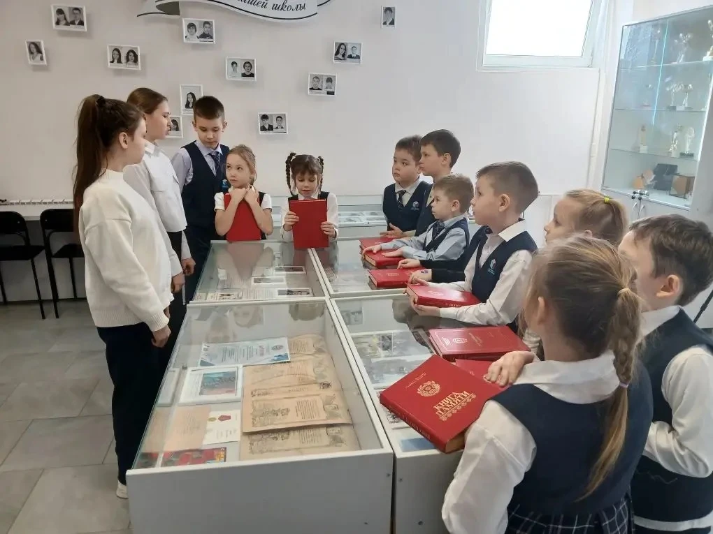 🇷🇺 В школьном музее продолжаются экскурсии, посвящённые Дню защитника Отечества! Экскурсоводы Ксения