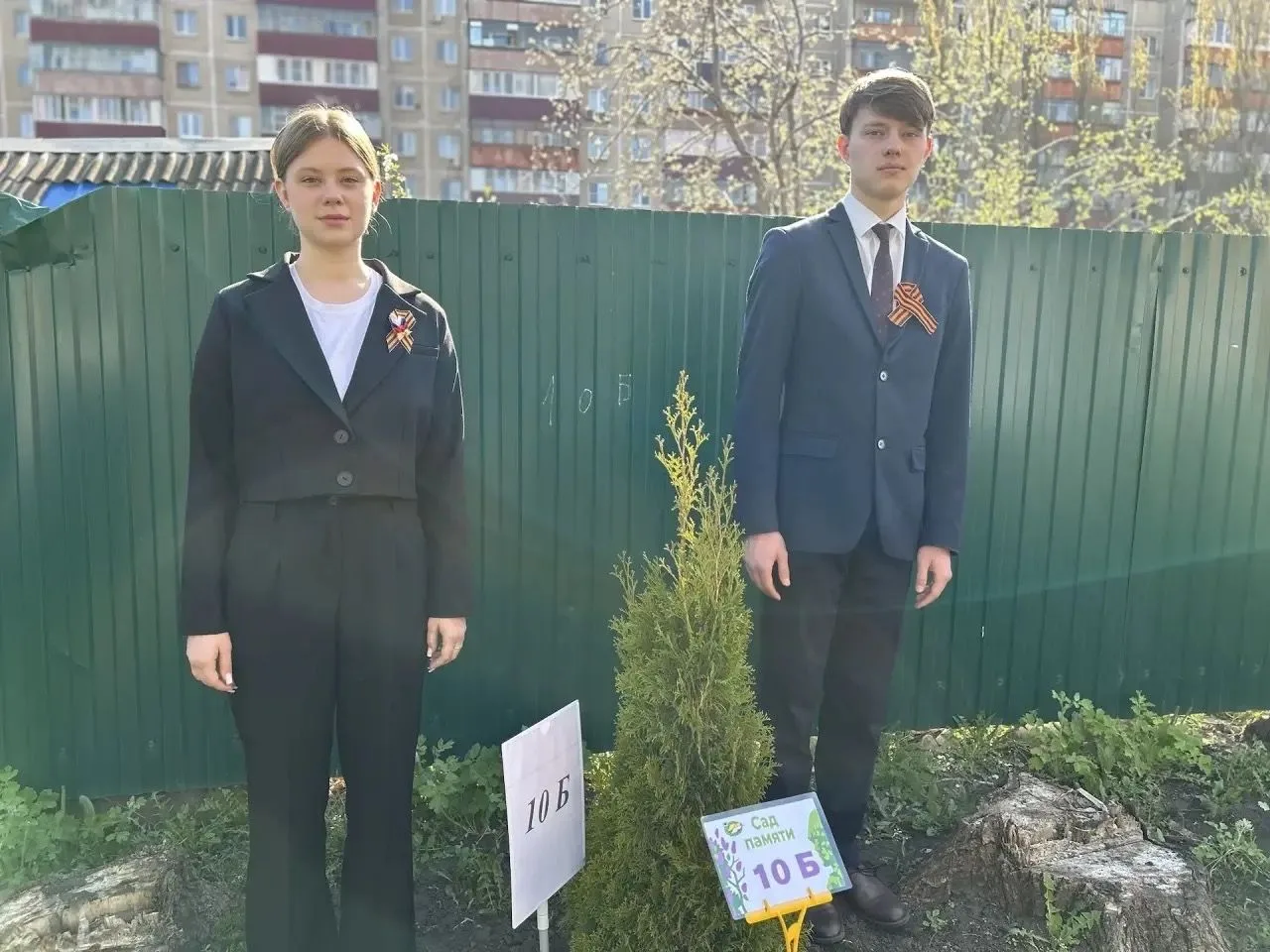 В преддверии Дня Победы у гимназии №12 появилась Аллея памяти 🌲   На территории школы прошла патриот