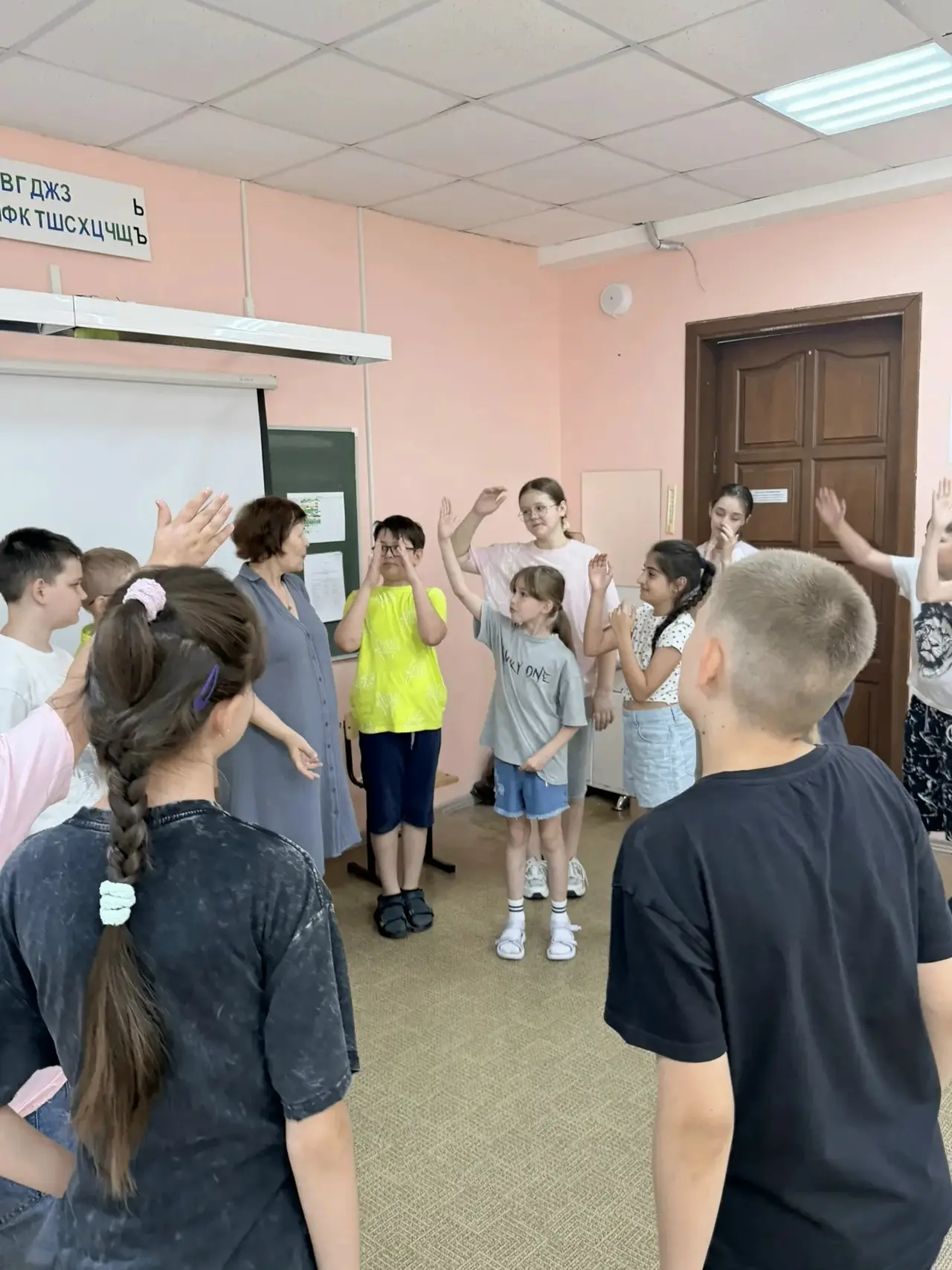 Сегодня в кружковой деятельности «Театр на английском» ребята создавали свой небольшой спектакль, в 