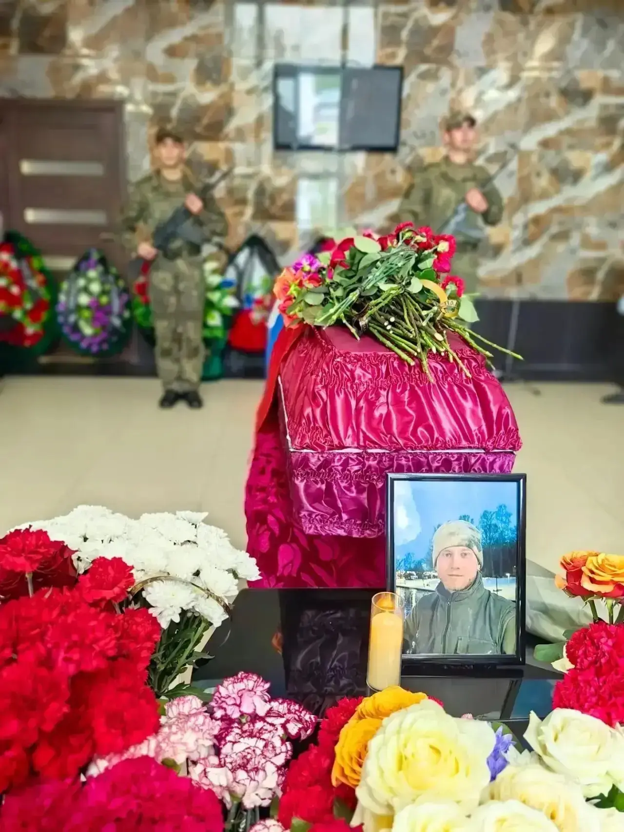 🕯️ В Рефтинском простились с Иваном Карачёвым