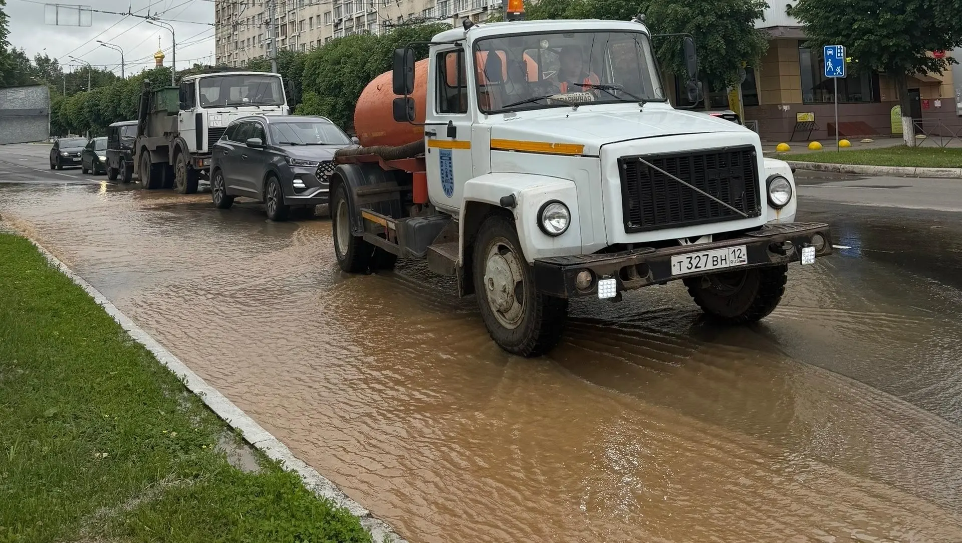 💥 На Ленинском проспекте в Йошкар-Оле прорвало водопровод
