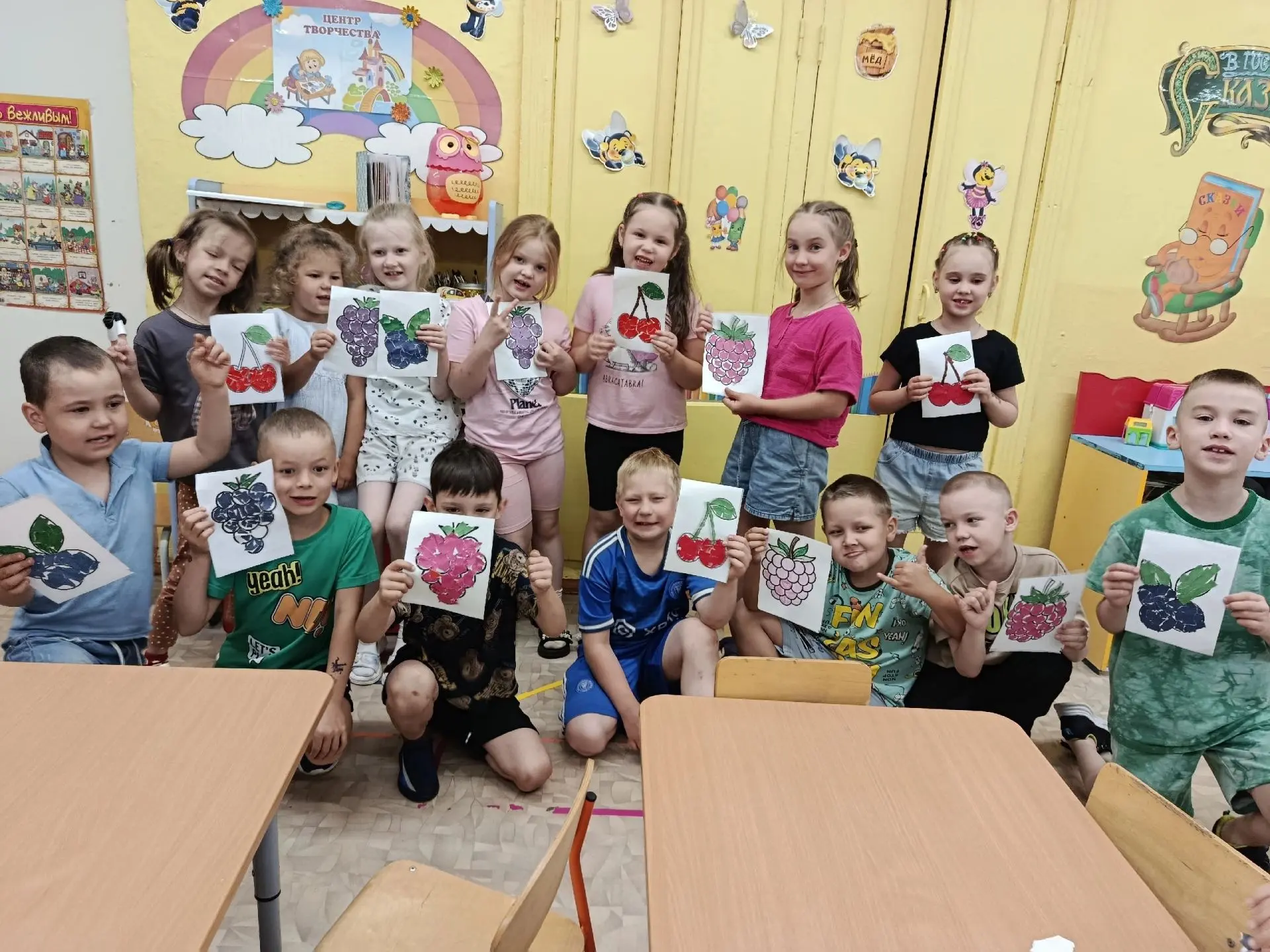 Сегодня случился настоящий ЯГОДНЫЙ БУМ! 🍓🍒

Мы с головой окунулись в мир ягод, и теперь наши дети 