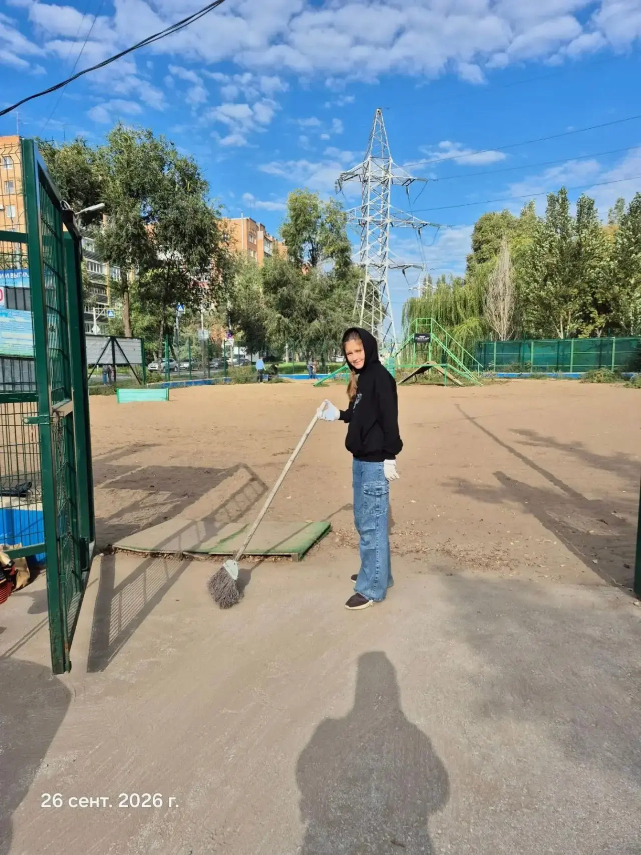 🐶🧹 Активные жители навели чистоту на площадке для выгула собак по адресу: ул. Карла М...