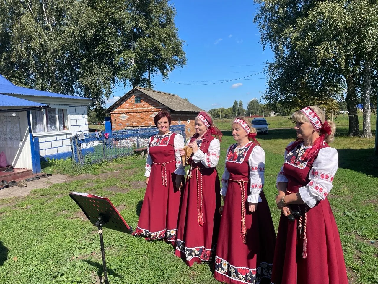 Концертная бригада «Сельские зори» поздравила Валентину Ивановну Мурзину с 75 летием.