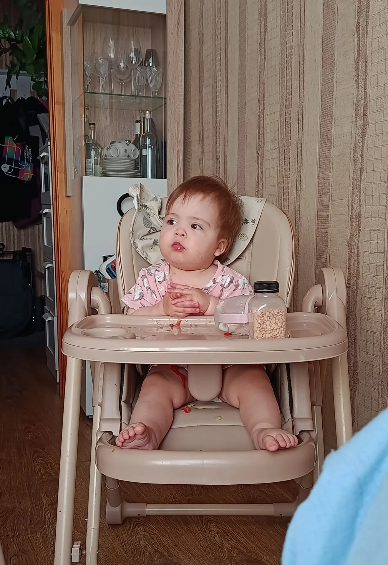 А вы видели, чтобы ребенок на вас смотрел свысока?)😄