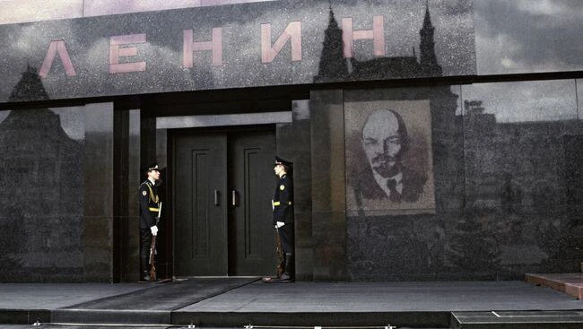 7 октября 1993 года был ликвидирован пост №1 у мавзолея Ленина.