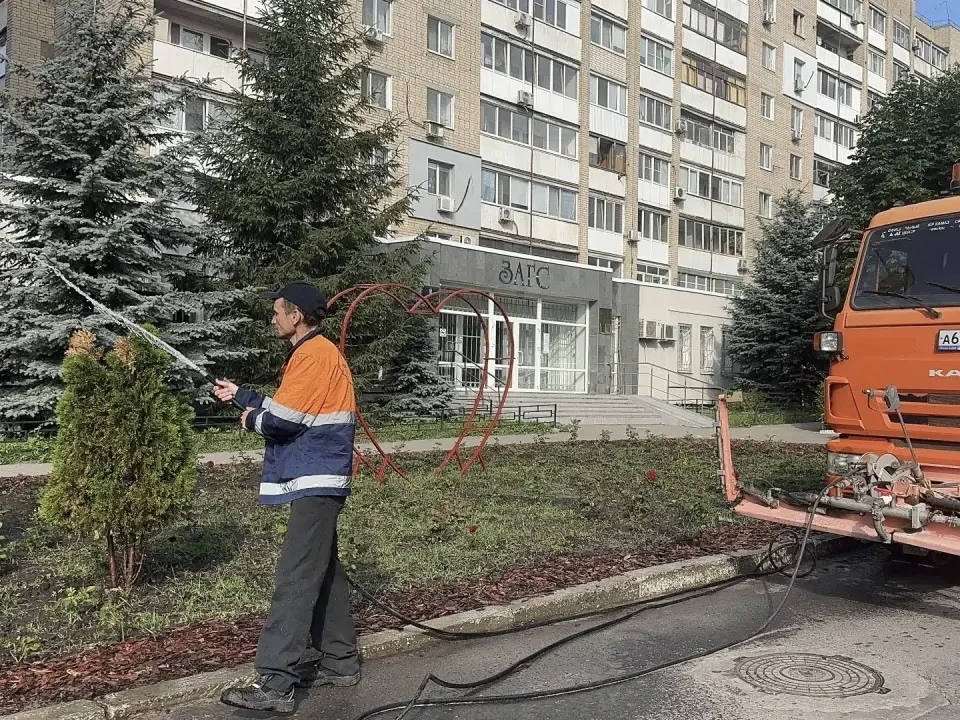 ☀️Работы  по благоустройству территории Заводского района продолжаются

✅Полив  зеленых зон и цветни