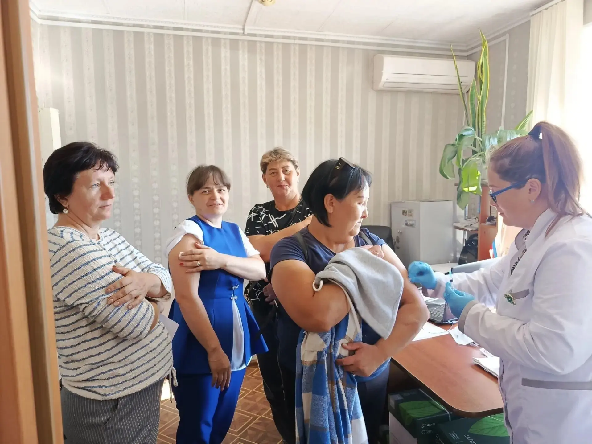 На территории Александровского района продолжается работа по вакцинации населения. Алек...
