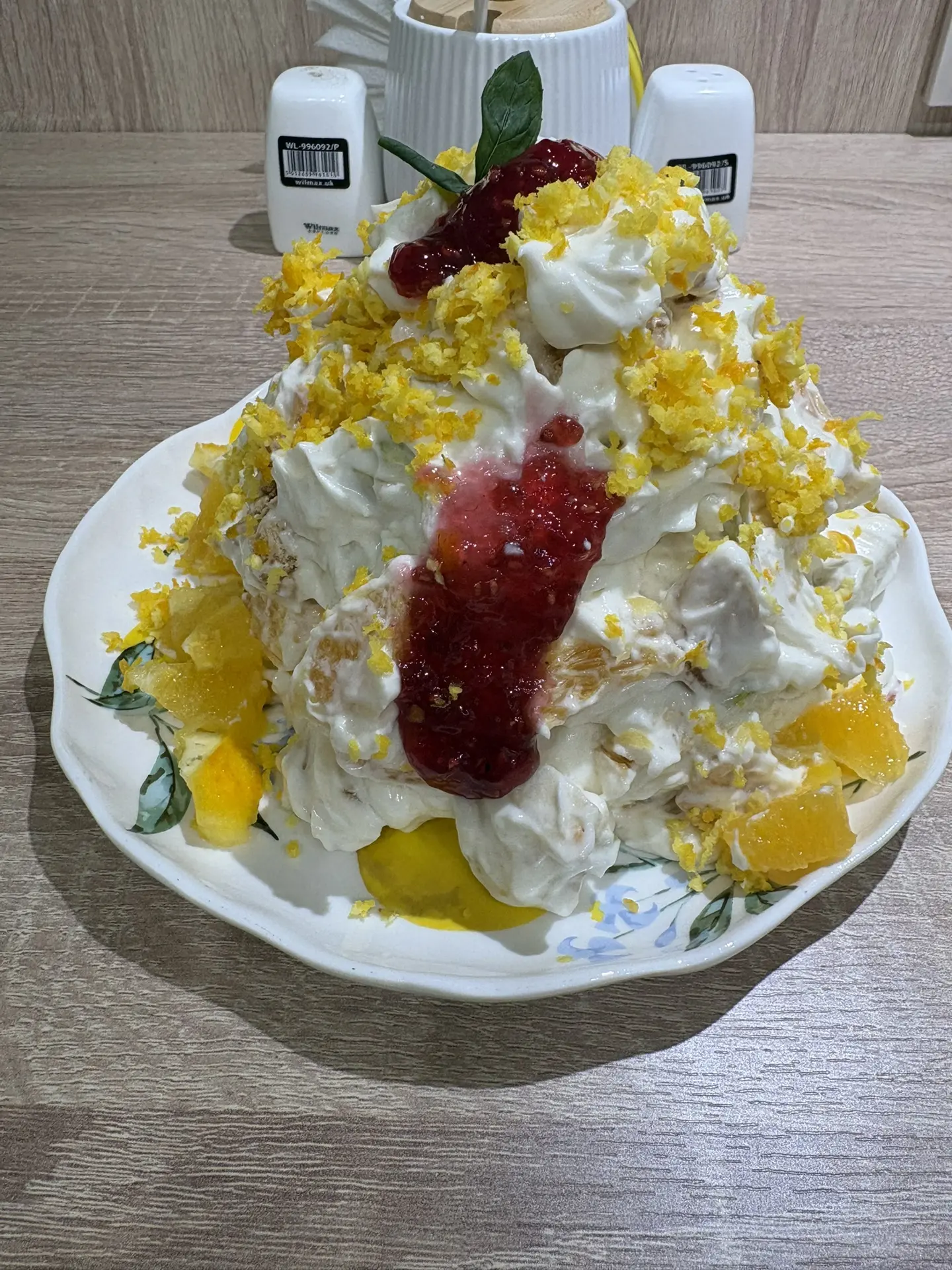 Меренговый  торт с фруктами