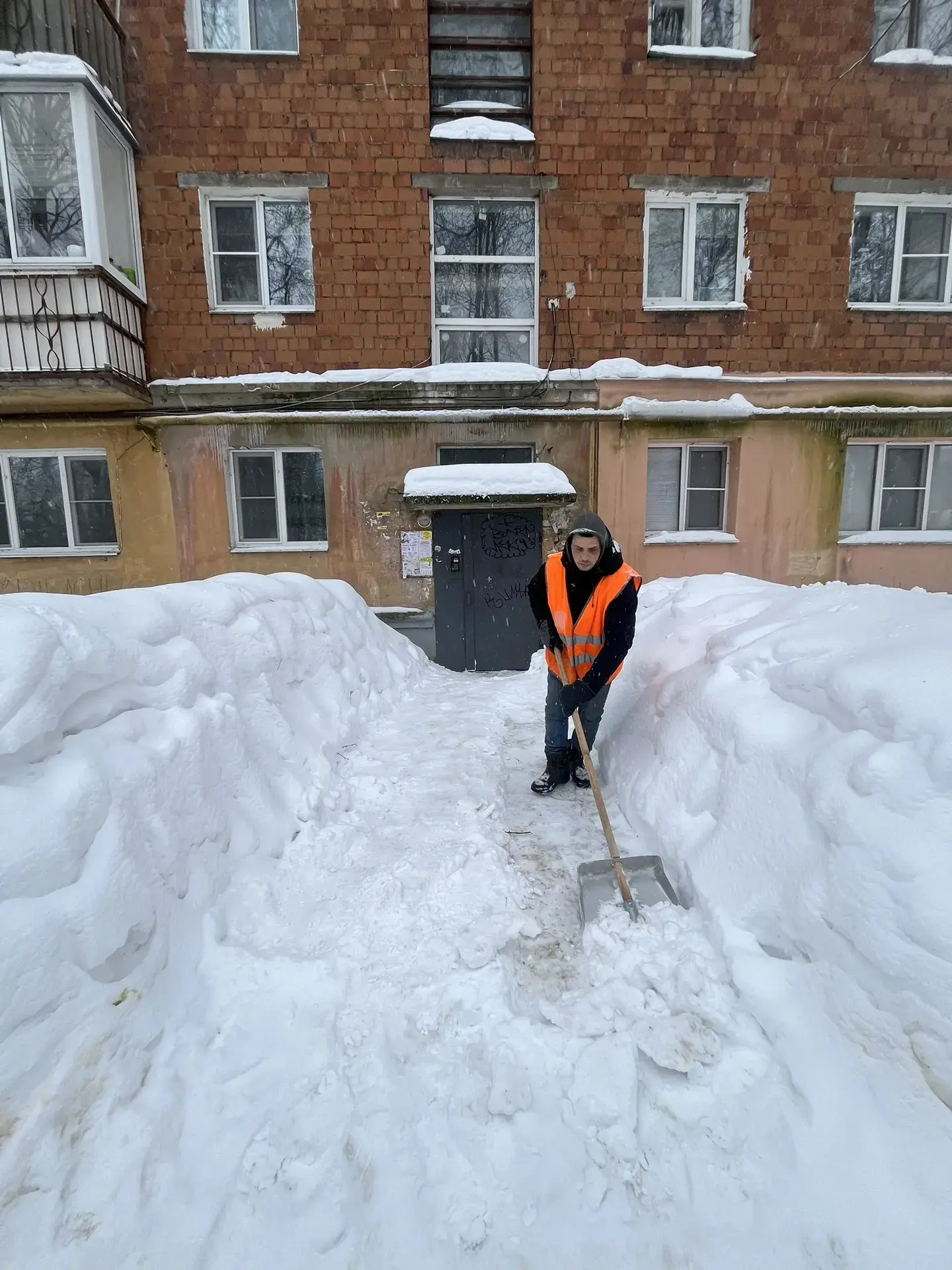 Продолжаем работы по очистке территорий от снега. ❄  Особое внимание уделяется входным группам и зон