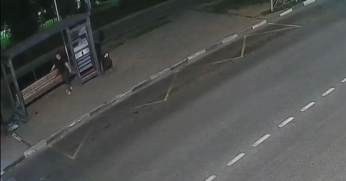 В Лыткарине вычислили вандала, разгромившего остановку с портретом героя ВОВ 🕵️‍♂️