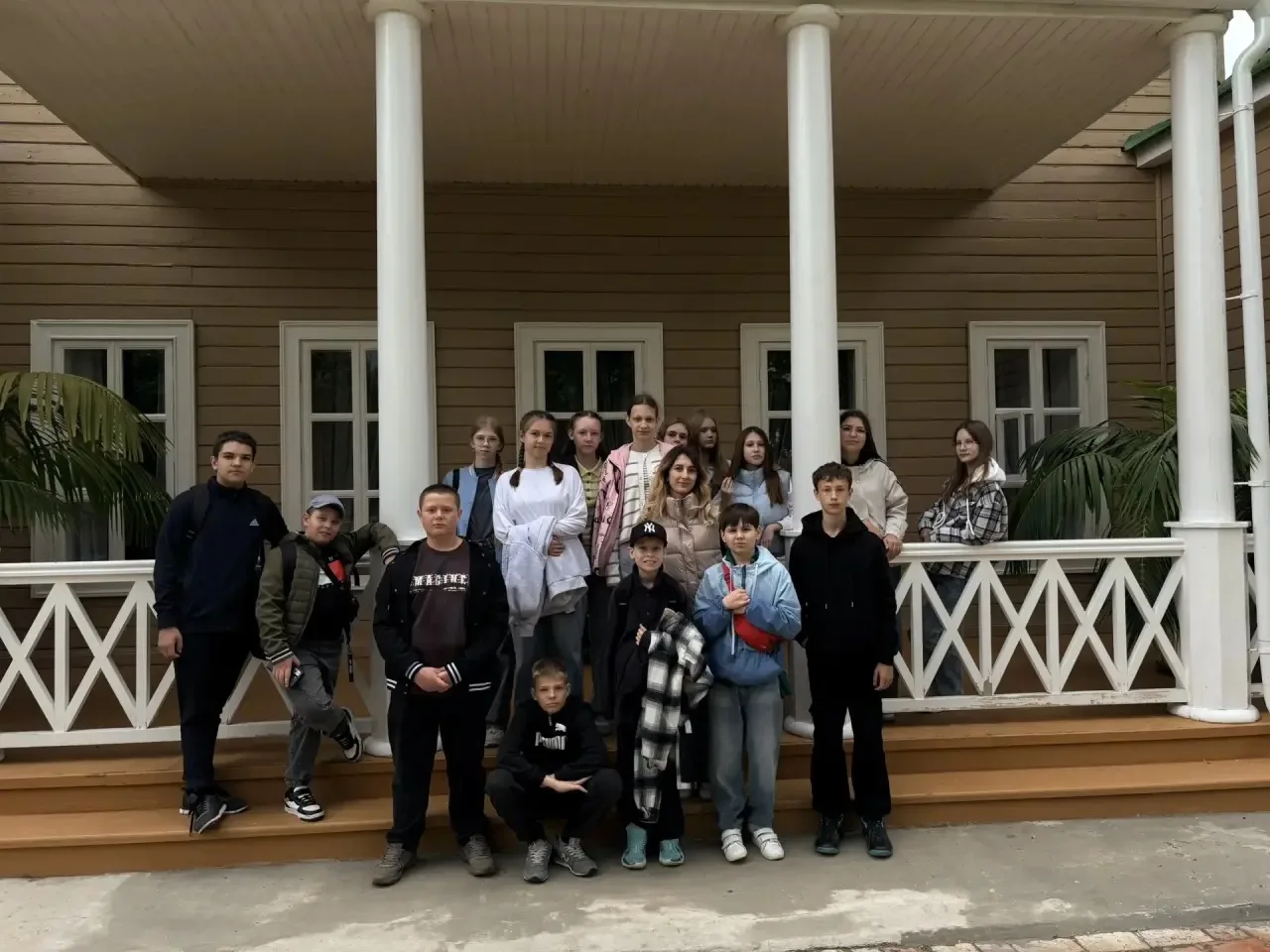 🚌✨ Учащиеся 6«В» и 6«Е» классов совершили увлекательную экскурсию в музей-заповедник «Тарханы» — одн