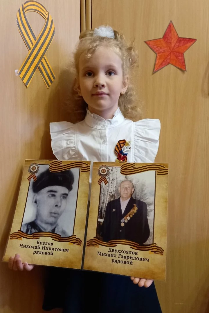 Акция "Звезда героя" 🌟 Ученики нашей школы располагают на дверях своих квартир и домов звезды с имен
