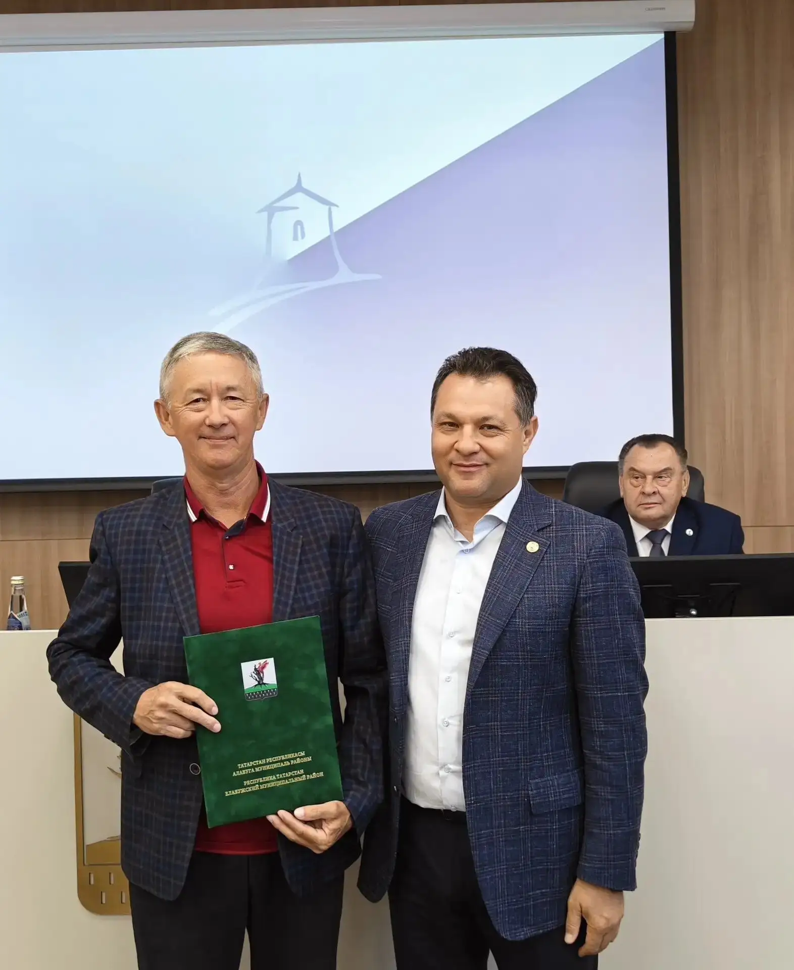 Сегодня на традиционном «деловом вторнике» в районной администрации — знаковое событие. Заведующий г